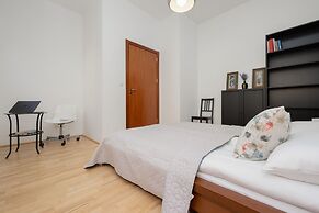 Cozy Apartment With Balcony by Renters