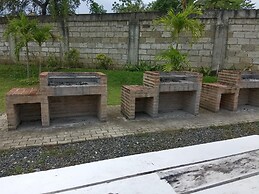 Condo in Lapu-lapu wd 3 Pools/free Wifi&netflix