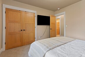 Lucy Lou 30 Day Minimum 3 Bedroom Home by RedAwning