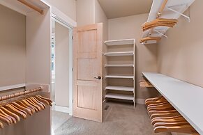 Lucy Lou 30 Day Minimum 3 Bedroom Home by RedAwning