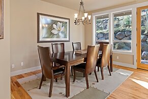 Lucy Lou 30 Day Minimum 3 Bedroom Home by RedAwning