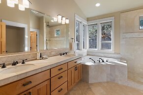 Lucy Lou 30 Day Minimum 3 Bedroom Home by RedAwning