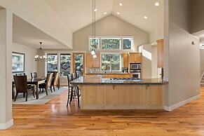 Lucy Lou 30 Day Minimum 3 Bedroom Home by RedAwning