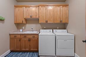 Lucy Lou 30 Day Minimum 3 Bedroom Home by RedAwning