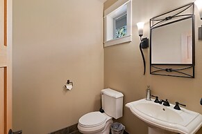 Lucy Lou 30 Day Minimum 3 Bedroom Home by RedAwning