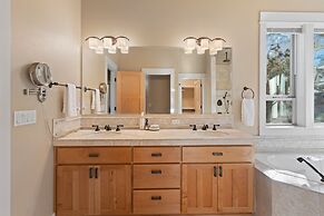 Lucy Lou 30 Day Minimum 3 Bedroom Home by RedAwning