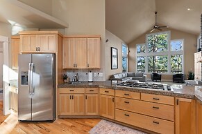 Lucy Lou 30 Day Minimum 3 Bedroom Home by RedAwning