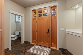 Lucy Lou 30 Day Minimum 3 Bedroom Home by RedAwning