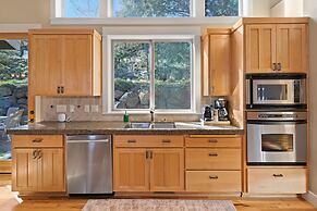 Lucy Lou 30 Day Minimum 3 Bedroom Home by RedAwning