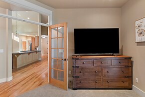 Lucy Lou 30 Day Minimum 3 Bedroom Home by RedAwning