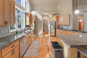 Lucy Lou 30 Day Minimum 3 Bedroom Home by RedAwning