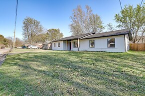 Lovely Bentonville Home w/ Grill: 1 Mi to Downtown