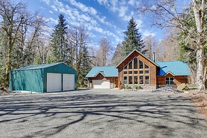 Peaceful Rhododendron Cabin w/ Fire Pit & Hot Tub!