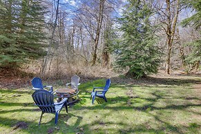 Peaceful Rhododendron Cabin w/ Fire Pit & Hot Tub!