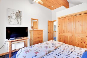 Peaceful Rhododendron Cabin w/ Fire Pit & Hot Tub!