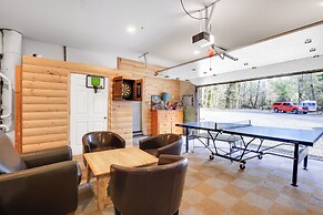 Peaceful Rhododendron Cabin w/ Fire Pit & Hot Tub!