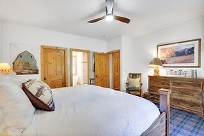 Peaceful Rhododendron Cabin w/ Fire Pit & Hot Tub!