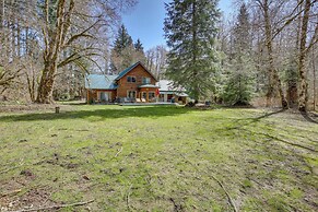 Peaceful Rhododendron Cabin w/ Fire Pit & Hot Tub!