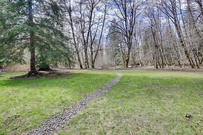 Peaceful Rhododendron Cabin w/ Fire Pit & Hot Tub!