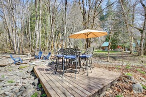 Peaceful Rhododendron Cabin w/ Fire Pit & Hot Tub!