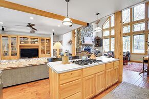 Peaceful Rhododendron Cabin w/ Fire Pit & Hot Tub!