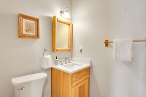 Peaceful Rhododendron Cabin w/ Fire Pit & Hot Tub!