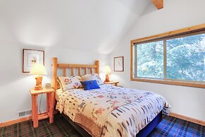 Peaceful Rhododendron Cabin w/ Fire Pit & Hot Tub!