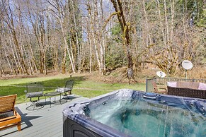 Peaceful Rhododendron Cabin w/ Fire Pit & Hot Tub!