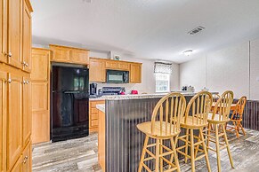 7 Mi to Crystal River: Home w/ Yard & Fire Pit!