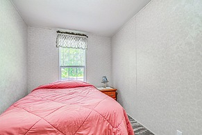 7 Mi to Crystal River: Home w/ Yard & Fire Pit!