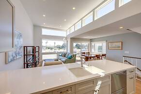 Sleek Oxnard Townhouse w/ Balconies: Walk to Beach