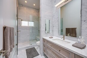 Sleek Oxnard Townhouse w/ Balconies: Walk to Beach