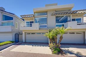Sleek Oxnard Townhouse w/ Balconies: Walk to Beach