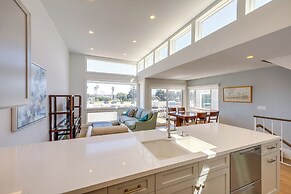 Sleek Oxnard Townhouse w/ Balconies: Walk to Beach