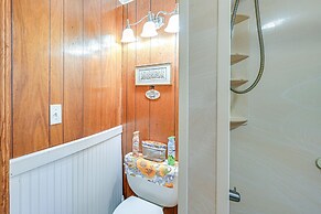 Serene Home Between Lake Jocassee & Lake Keowee!