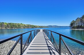 Serene Home Between Lake Jocassee & Lake Keowee!