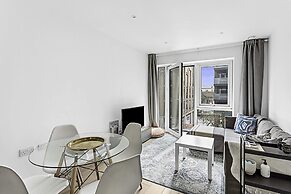 Stylish Flat In Battersea Reach