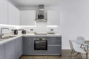 Stylish Flat In Battersea Reach