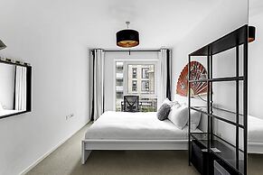 Stylish Flat In Battersea Reach