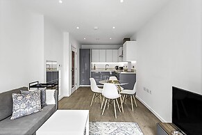 Stylish Flat In Battersea Reach