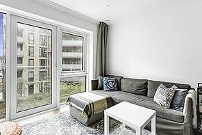 Stylish Flat In Battersea Reach