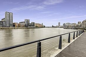 Stylish Flat In Battersea Reach