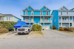 Atlantic Beach Retreat w/ 2 Decks: Steps to Beach!