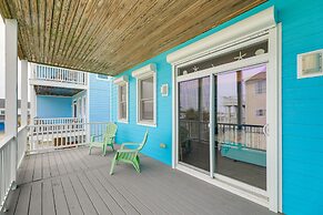 Atlantic Beach Retreat w/ 2 Decks: Steps to Beach!