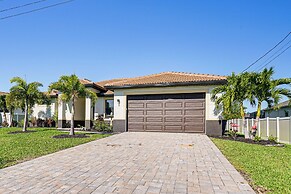 8 Mi to Dtwn: Canalfront Home in Cape Coral!
