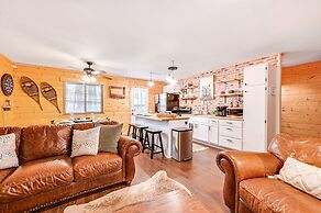 Forest Views & Fire Pit: Cozy Pine Cabin