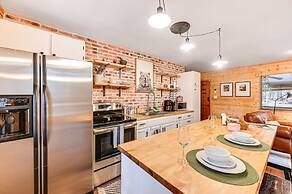 Forest Views & Fire Pit: Cozy Pine Cabin