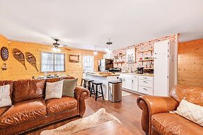 Forest Views & Fire Pit: Cozy Pine Cabin
