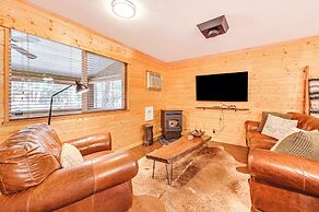 Forest Views & Fire Pit: Cozy Pine Cabin