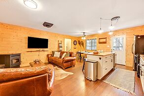 Forest Views & Fire Pit: Cozy Pine Cabin